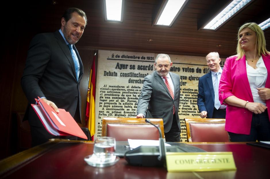 (Foto de ARCHIVO)
El ministro de Transportes y Movilidad Sostenible, Óscar Puente Santiago, comparece ante la Comisión del ‘caso Koldo’, en el Senado, a 24 de abril de 2025, en Madrid (España). Puente ha comparecido hoy ante la Comisión de Investigación sobre los contratos, licencias, concesiones, ayudas y otras operaciones del Gobierno y del sector público, relacionadas con la intermediación de Koldo García Izaguirre y con las demás personas vinculadas a la trama investigada en la Operación Delorme, y respecto a los presuntos delitos relativos a la corrupción que tengan una relación, directa o indirecta, o conexión con las mismas.

Juan Barbosa / Europa Press
24 ABRIL 2025;TRANSPORTES;COMPARECENCIA;COMPARECENTE
24/4/2025