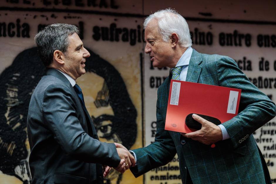 (Foto de ARCHIVO)
El exdirector general de Organización e Inspección del Ministerio de Transportes, Movilidad y Agenda Urbana, Javier Sánchez Fuentefría (i), saluda al presidente de la Comisión, Eloy Suárez (d), a su llegada a comparecer en la Comisión de Investigación por el ‘caso Koldo’, en el Senado, a 14 de noviembre de 2024, en Madrid (España). Javier Sánchez Fuentefría ha comparecido en la Comisión de Investigación sobre los contratos públicos realizados durante la pandemia de Covid-19, relacionados con la intermediación de Koldo García Izaguirre, así como los posibles casos de corrupción que, directa o indirectamente, tengan relación con las actividades y contactos de las personas que forman parte de la trama investigada en la ‘Operación Delorme’.

Carlos Luján / Europa Press
14 NOVIEMBRE 2024;COMPARECENCIA;JUSTICIA;CORRUPCIÓN;MASCARILLAS;COVID;PANDEMIA
14/11/2024