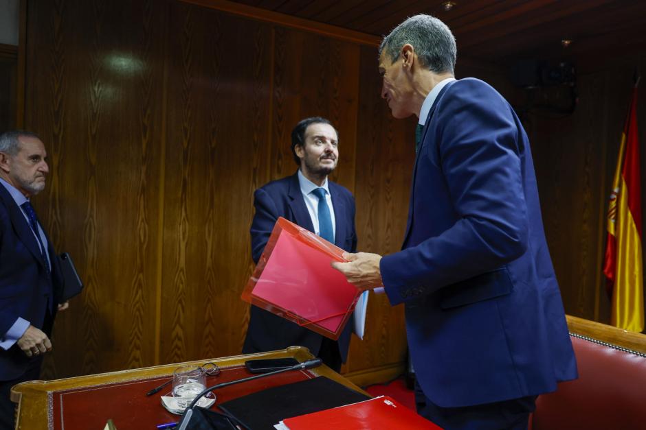 MADRID, 30/10/2025.- El senador popular y uno de los portavoces de la comisión de investigación del caso Koldo Alejo Joaquín Miranda de Larra (c) se acerca al presidente del Gobierno, Pedro Sánchez (d), tras concluir la comparecencia de Sánchez ante la comisión de investigación del caso Koldo, este jueves en el Senado. EFE/Mariscal
