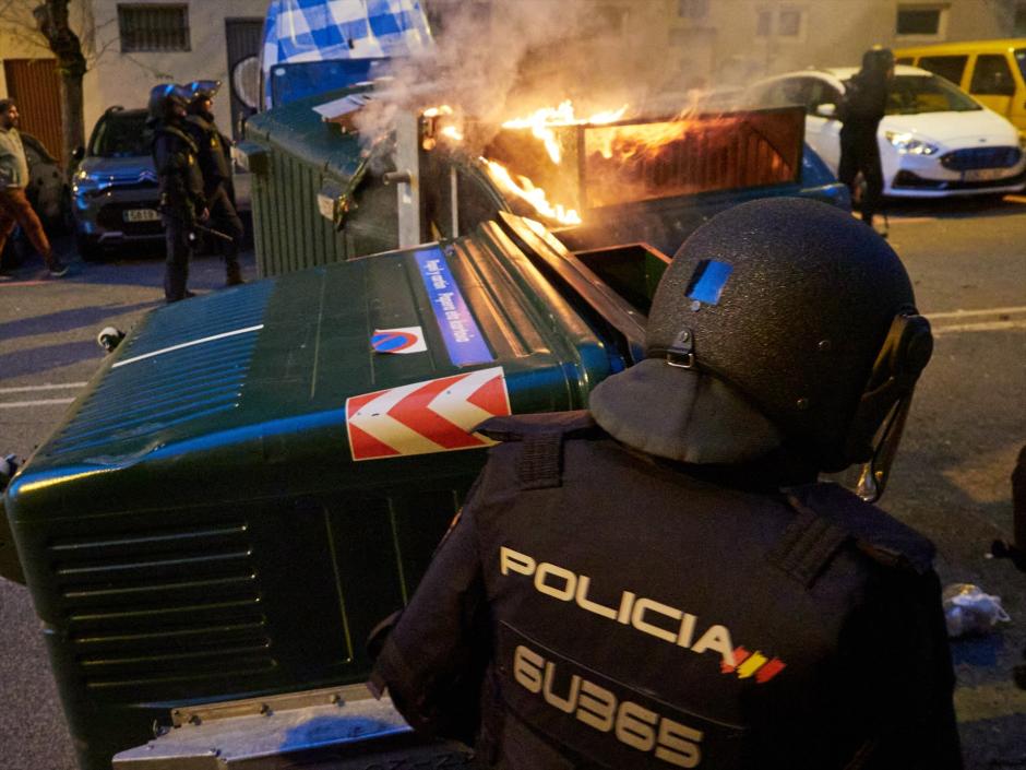 (Agentes de las Unidades de Intervención Policial (UIP) intervienen durante los incidentes