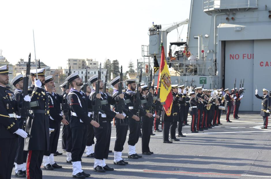 Ceremonia de Jura de Bandera para personal civil a bordo del Buque de Asalto Anfibio Castilla (L-52), atracado en Ceuta