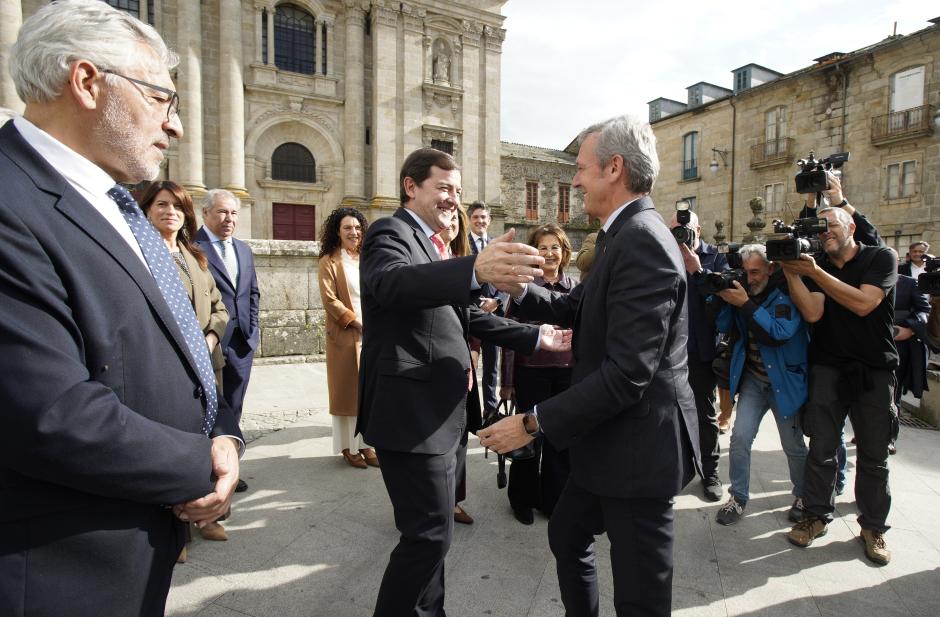 Mañueco y Rueda se saludan efusivamente, este martes, en Lugo