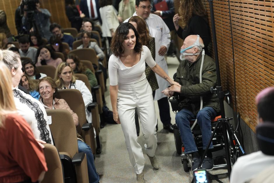 Ayuso en su visita a la nueva unidad de ELA del Santa Cristina