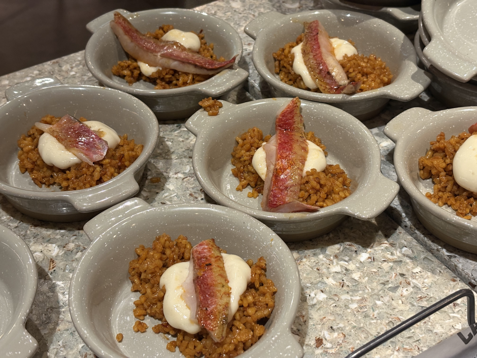Imagen del Caldero de Tabarca con pescado de roca y crema de ajo rústico