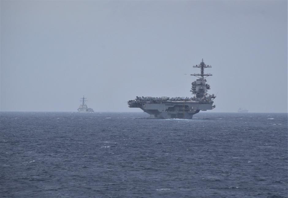 El imponente USS Gerald R. Ford (CVN-78) atraviesa el Estrecho de Gibraltar