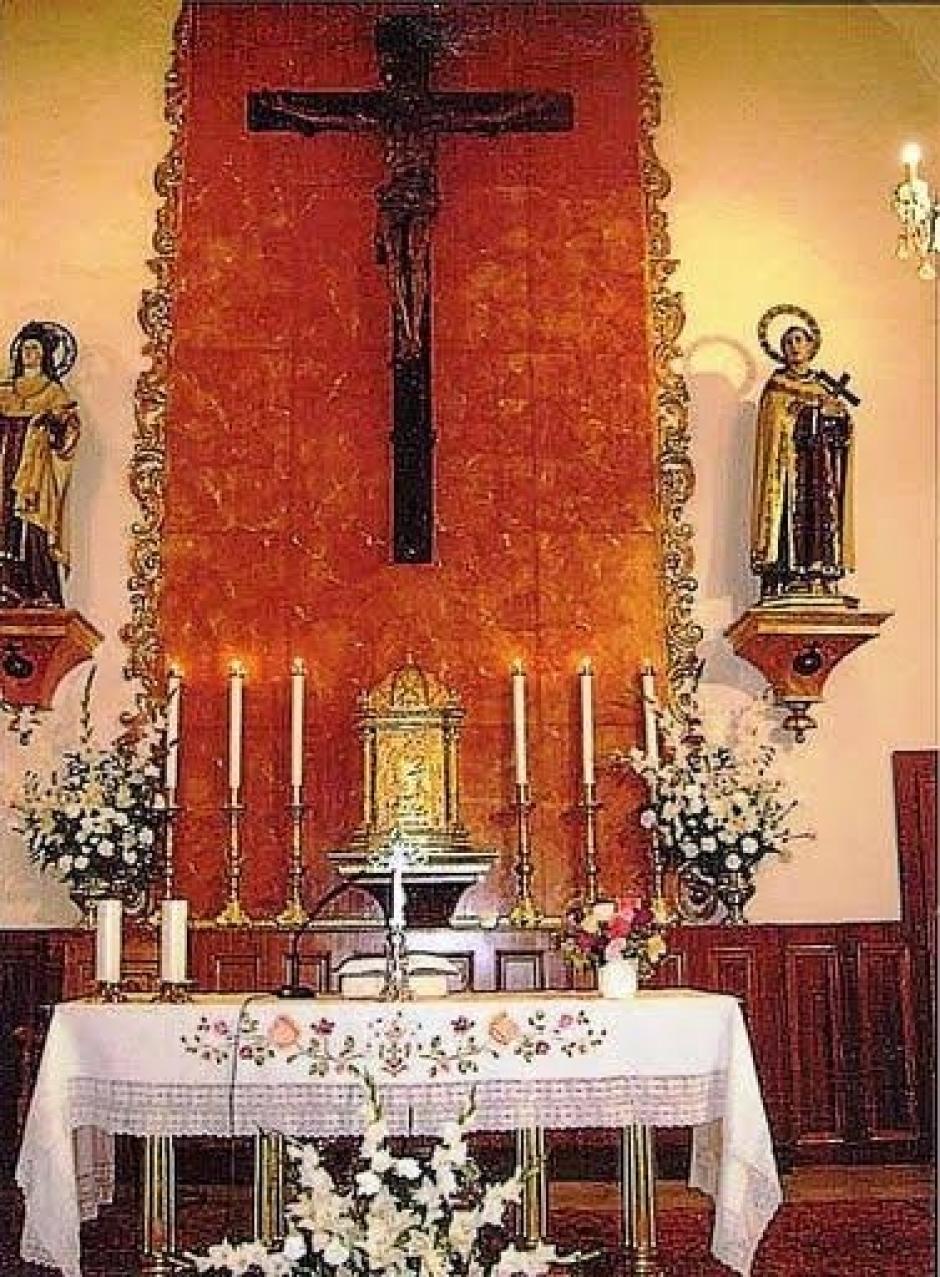 Detalle del altar con el Cristo
