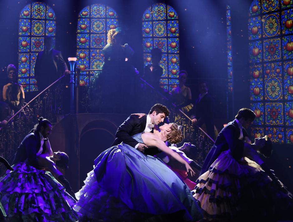 La versión musical del clásico infantil La Cenicienta, uno de los grandes éxitos de la historia de Broadway, llegó a Madrid el pasado 3 de octubre, y hasta el 1 de febrero de 2026, en el Teatro Coliseum. El musical, firmado por los legendarios compositores de los años 50 Rodgers & Hammerstein, responsables de la edad de oro de Broadway, La Cenicienta llega a Madrid con recursos tecnológicos de última generación que permitirán al público vivir una experiencia inmersiva.