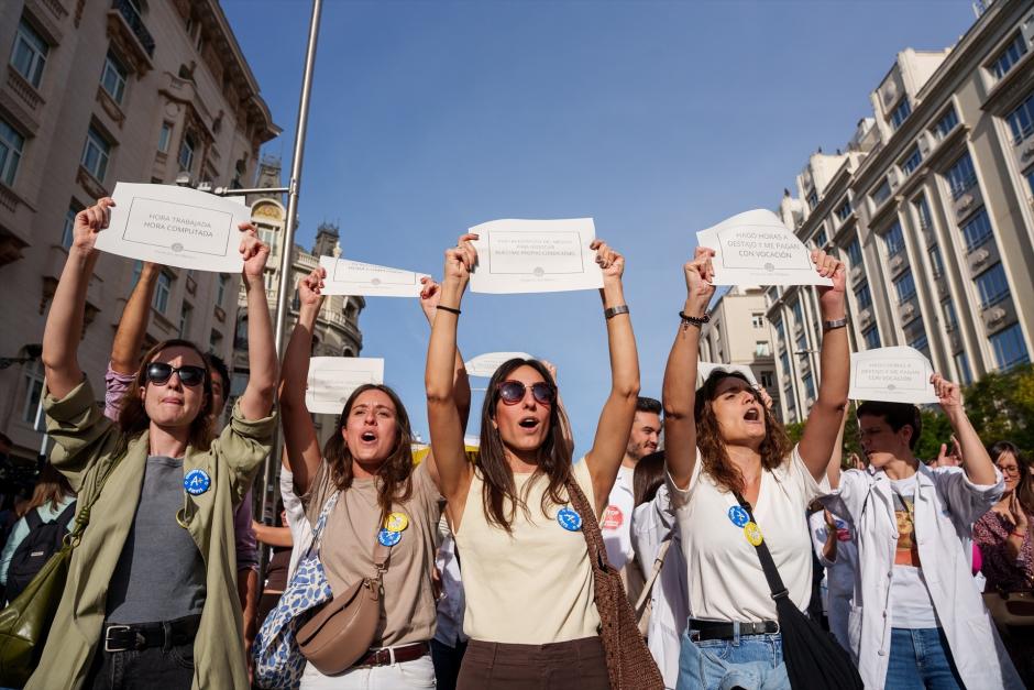 (Foto de ARCHIVO)
Manifestantes portan pancartas durante la manifestación con motivo de la huelga de médicos contra el nuevo Estatuto Marco