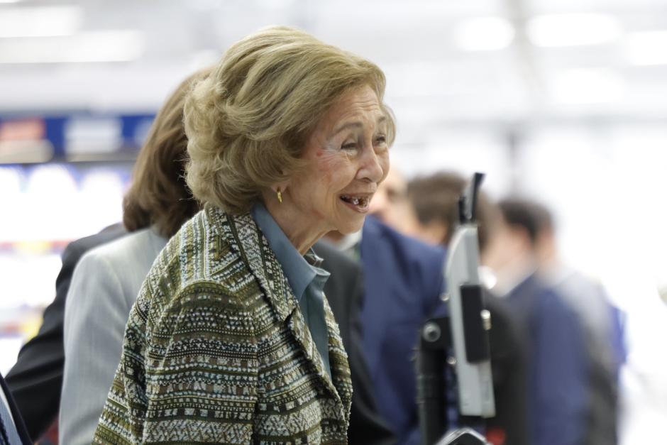 Una divertida imagen de Doña Sofía durante su visita a la gran superficie