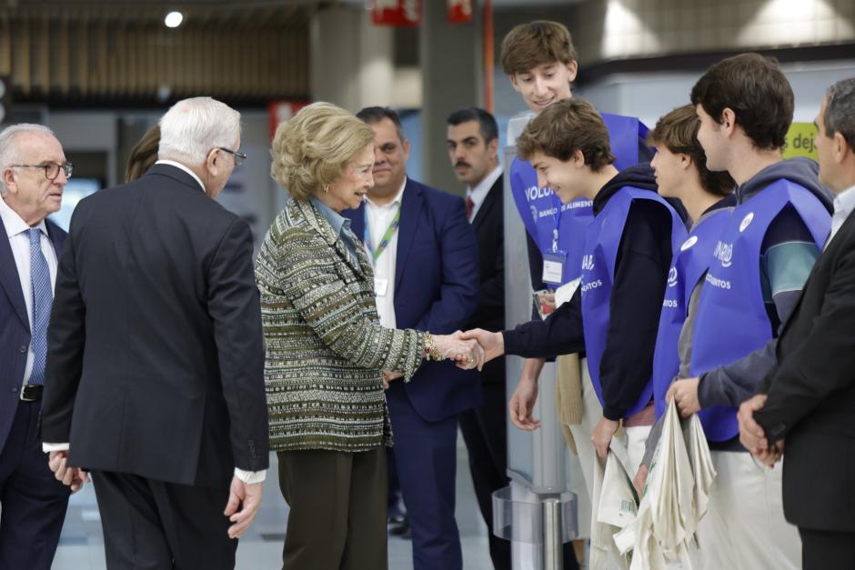 La madre del Rey saluda a los voluntarios que recogen alimentos para los Bancos