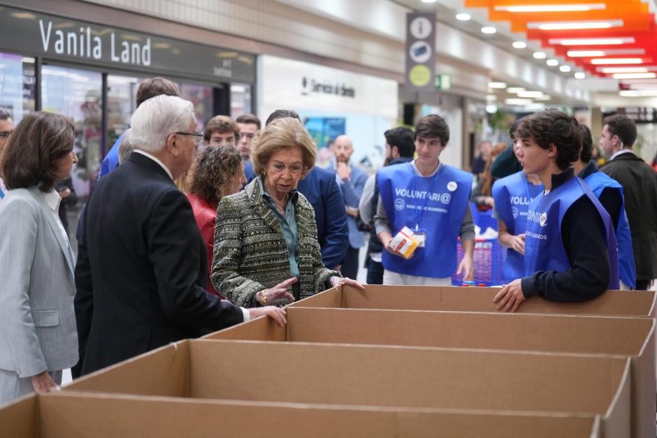 Doña Sofía, en el punto de donación de alimentos