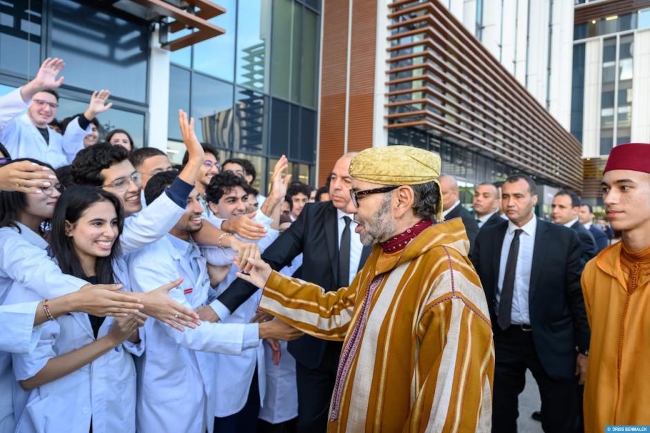 El rey Mohammed VI y el príncipe heredero Moulay Hassan durante la inauguración del complejo hospitalario universitario de Rabat