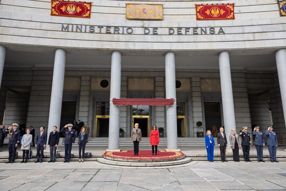 Ambas mandatarias en la entrada del Ministerio de Defensa