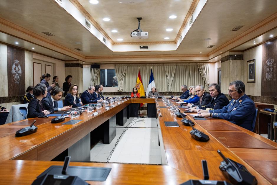 Los equipos de ambos ministerios durante la reunión
