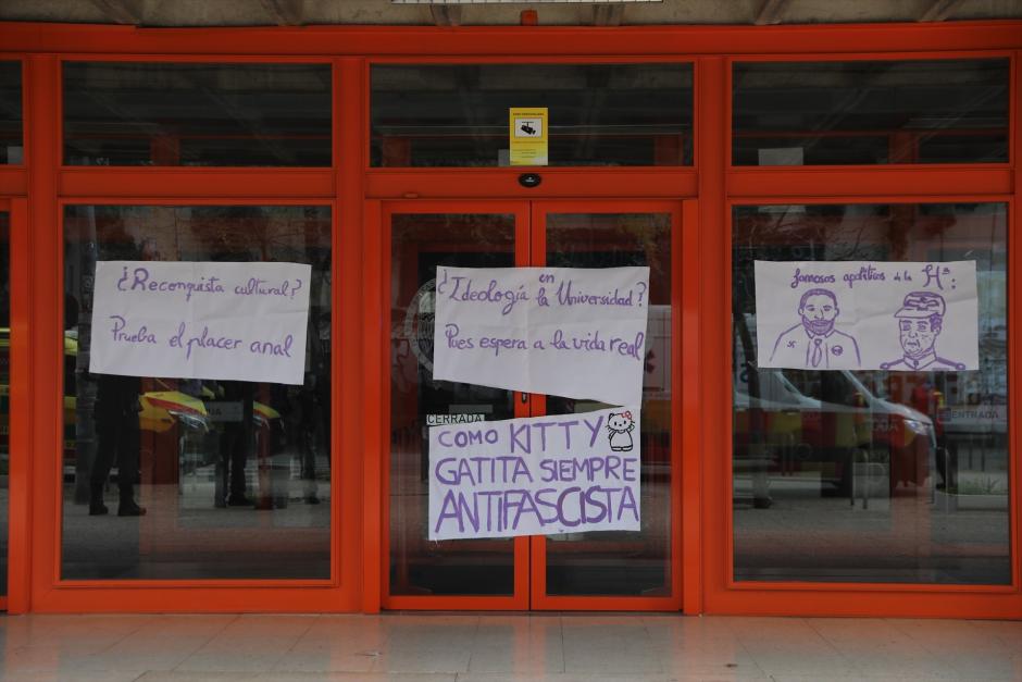 Carteles en la puerta de la Facultad de Ciencias Políticas de la Complutense