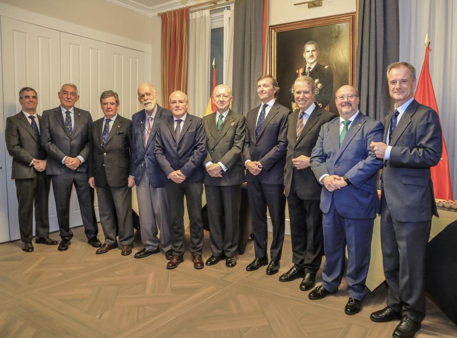 Miembros de la Junta Directiva de la Real Asociación de Hidalgos ante el retrato del Rey Felipe VI