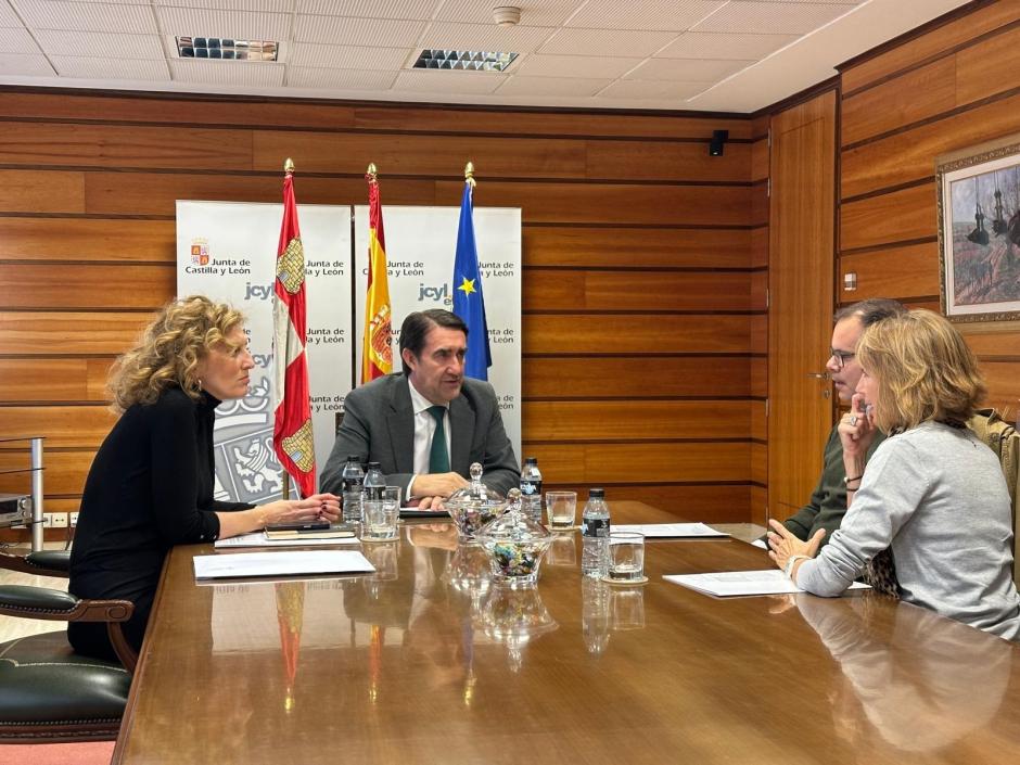 El consejero de Medio Ambiente, Vivienda y Ordenación del Territorio, Juan Carlos Suárez-Quiñones, la directora general de Vivienda, Arquitectura, Ordenación del Territorio y Urbanismo, María Pardo,  con representantes vecinales  de  Arroyovereda

REMITIDA / HANDOUT por JUNTA DE CYL
Fotografía remitida a medios de comunicación exclusivamente para ilustrar la noticia a la que hace referencia la imagen, y citando la procedencia de la imagen en la firma
09/11/2025