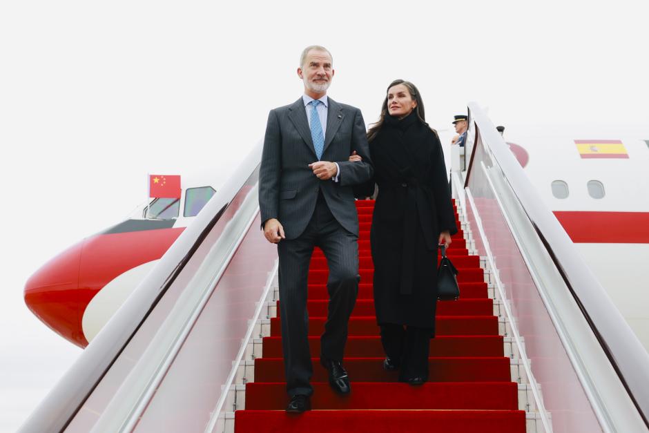 Spanish King Felipe and Queen Letizia arriving in Chengdu, where they will begin their official visit to China. November 10, 2025