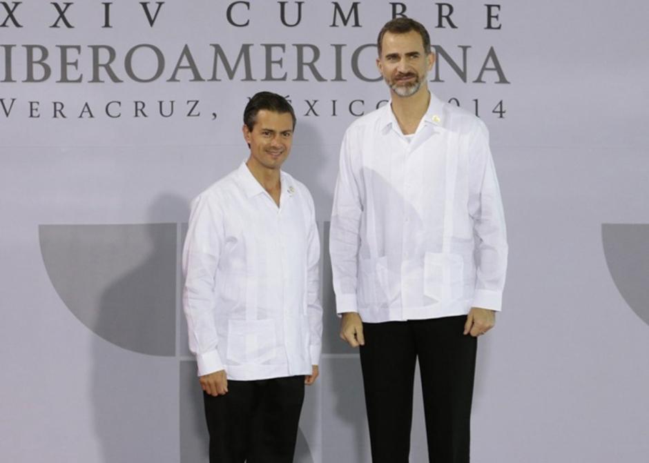 El Rey Felipe VI luciendo en 2014 una guayabera durante una cumbre iberoamericana junto a Enrique Peña Nieto, entonces presidente de México
