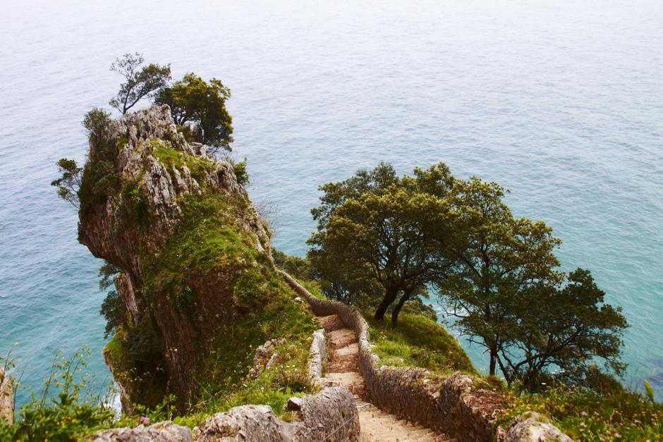 Escalones de acceso al Faro del Caballo