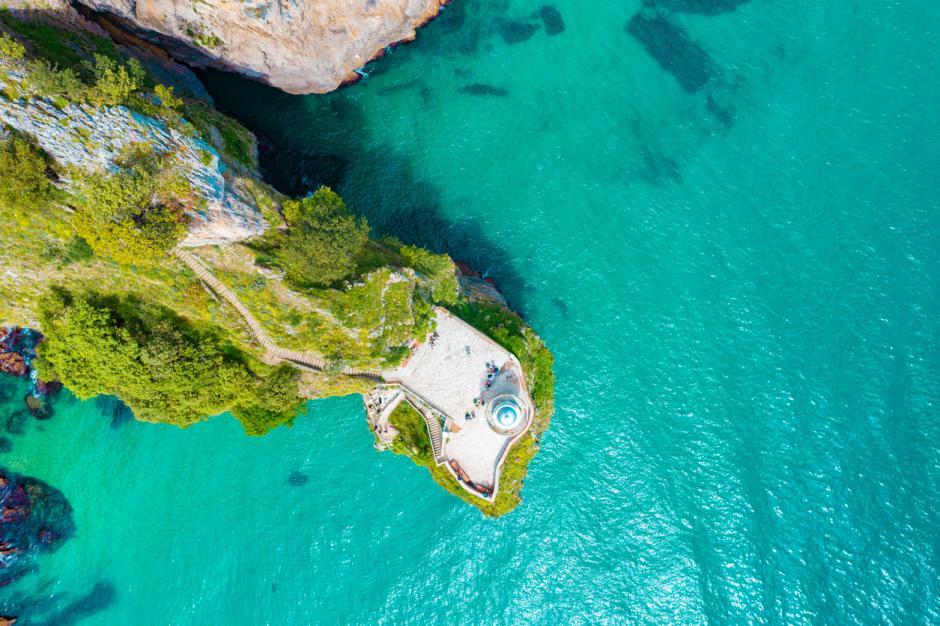Vista aérea del Faro del Caballo, en Santoña (Cantabria).