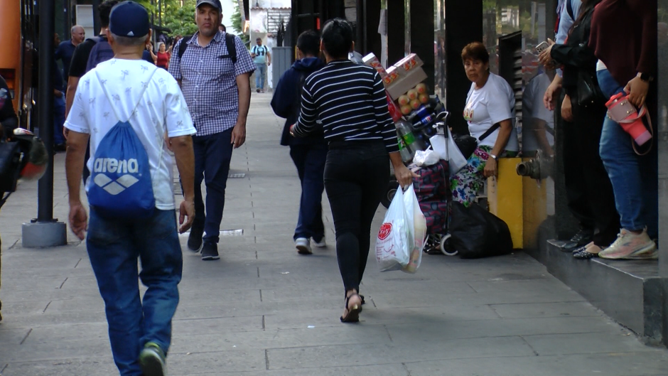 Personas caminando por una calle de Caracas, Venezuela