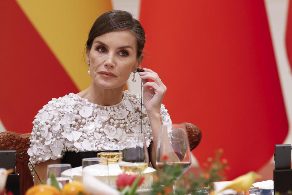 La Reina utiliza los auriculares para escuchar la traducción del discurso del presidente chino