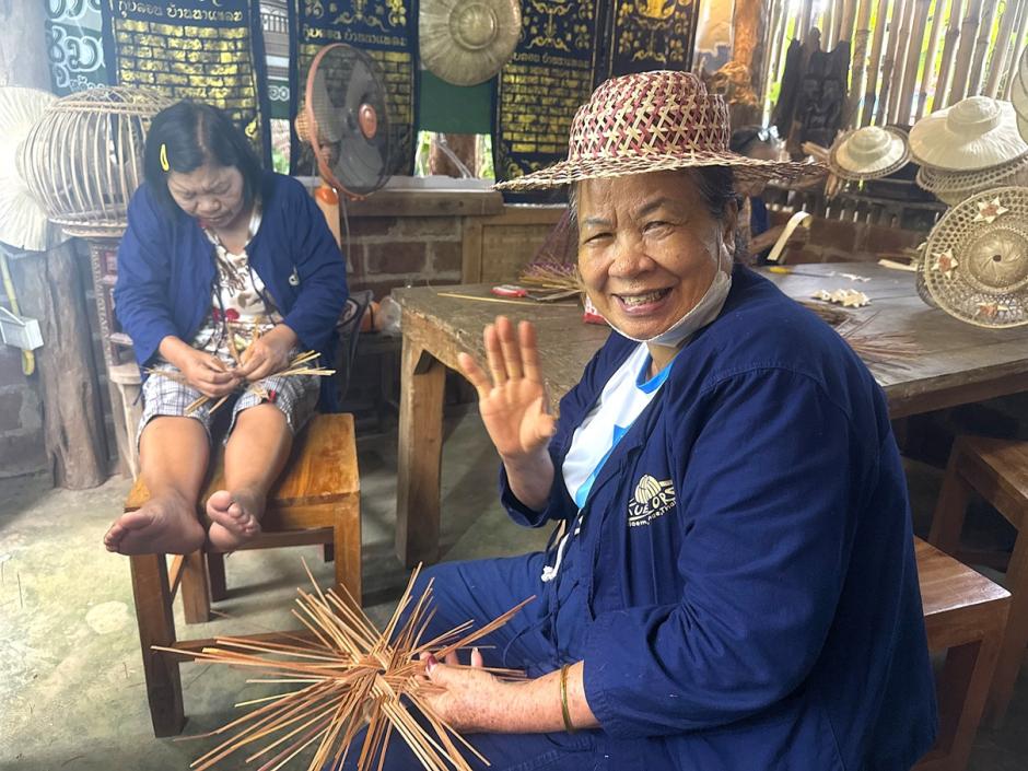 Mujeres haciendo sombreros en Baam Dim Nalaem