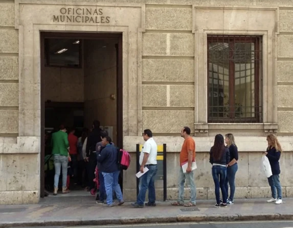Imagen de archivo de la cola en la oficina de empadronamiento de Valencia