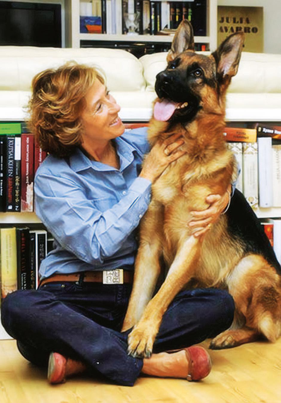 La escritora junto a Argos