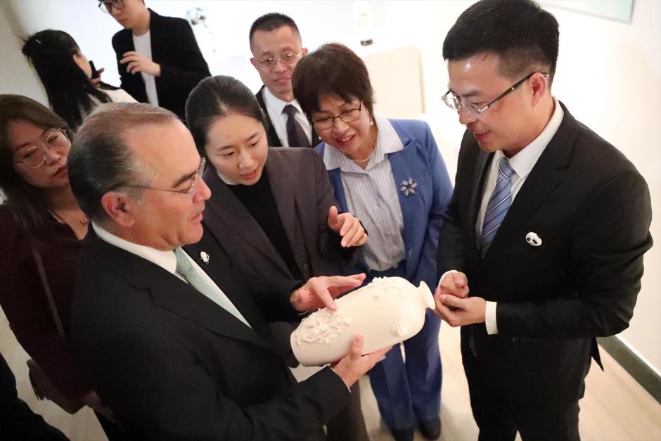 Inauguración de la exposición itinerante de porcelana blanca de Dehua en España en Talavera de la Reina