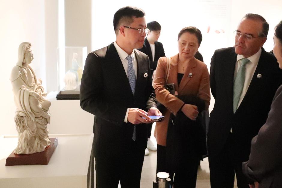 Presentación exposición de la porcelana de Dehua