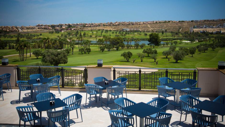 Imagen de archivo de una de las terrazas con vistas al campo de golf en La Finca Resort, Alicante