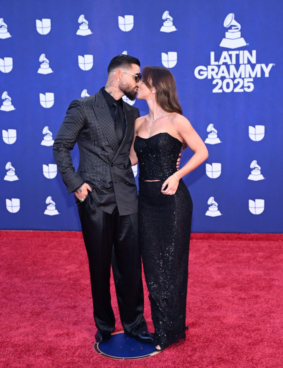 El cantante Maluma junto a su pareja Susana Gómez. Ambos optaron por 'looks' sobrios en negro.