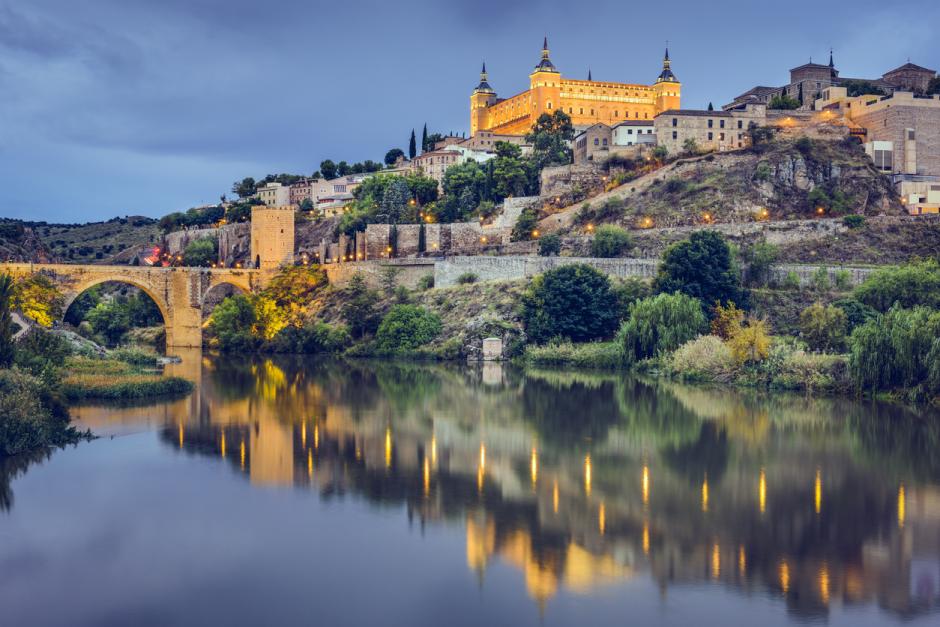 Toledo y el río Tajo al anochecer.