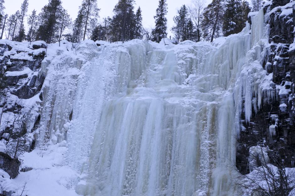 Paisaje de cascadas de hielo en el Parque Natural de Korouoma.