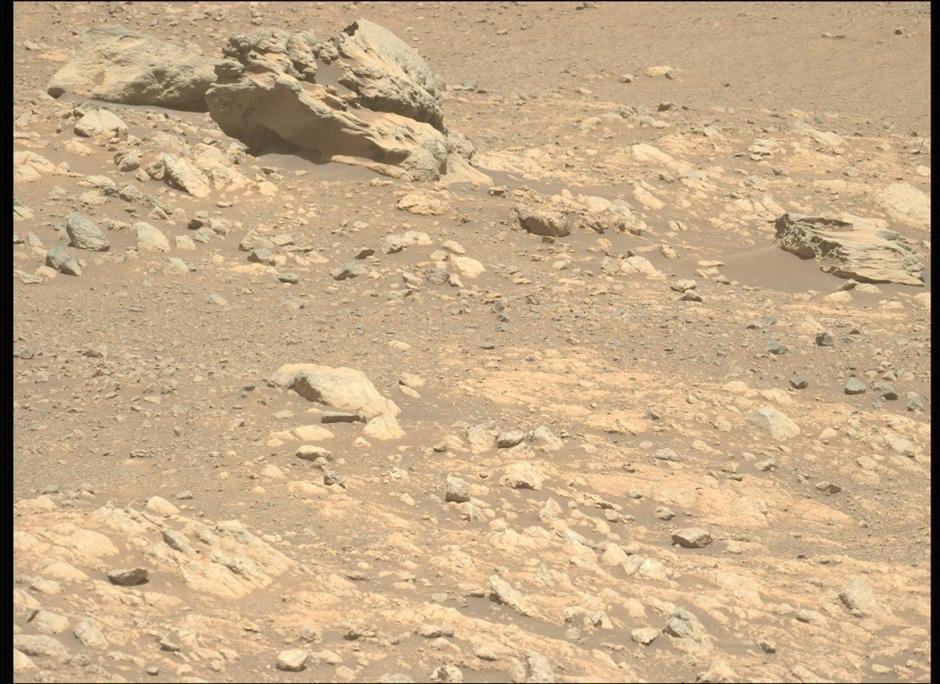 El rover Perseverance de la NASA en Marte capturó esta imagen de la roca de forma inusual, "Phippsaksla", que se observa a lo lejos en la parte superior izquierda