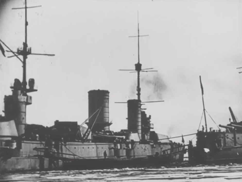 Los acorazados encallados en el hielo en la fortaleza de Kronstadt