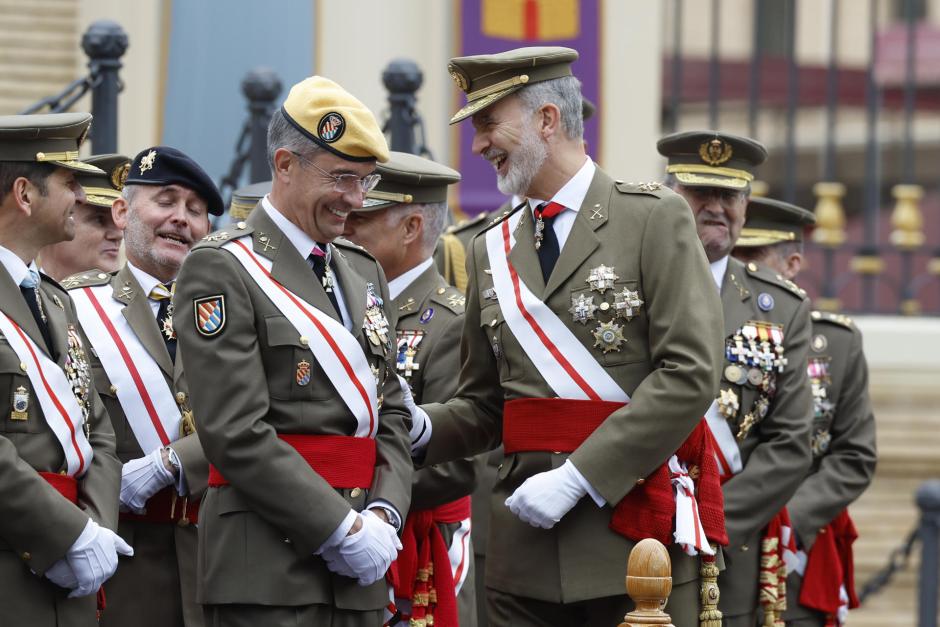 Felipe VI conversa con el general jefe de la Unidad Militar de Emergencias, el teniente general Francisco Javier Marcos Izquierdo