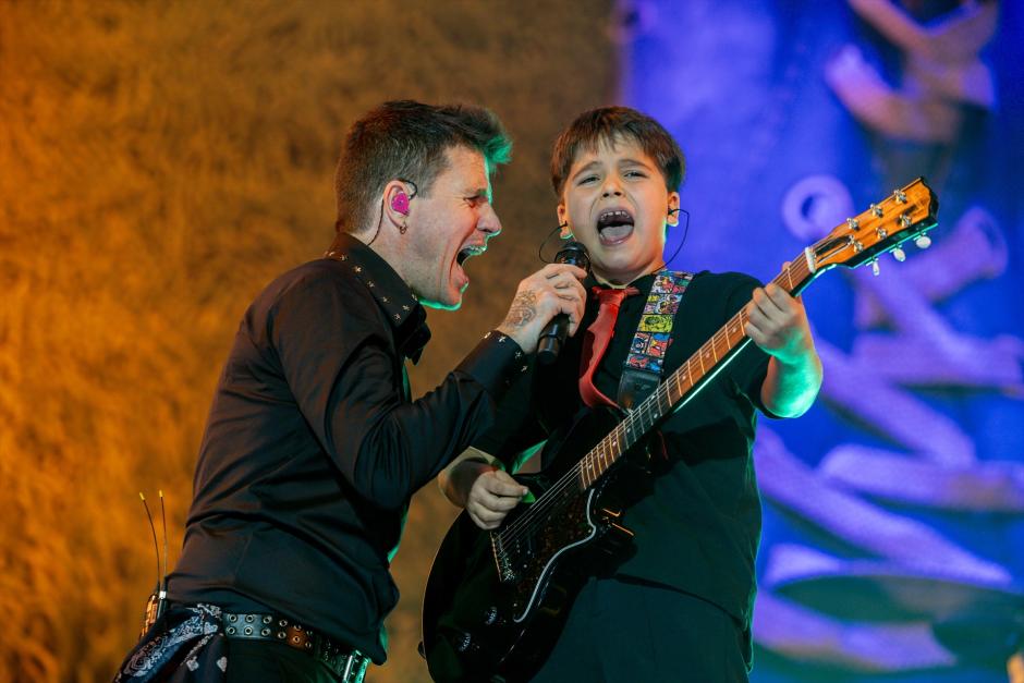 El cantante Dani Martín (i) canta junto a Oliver, el hijo de Rulo, vocalista de Rulo y la Contrabanda