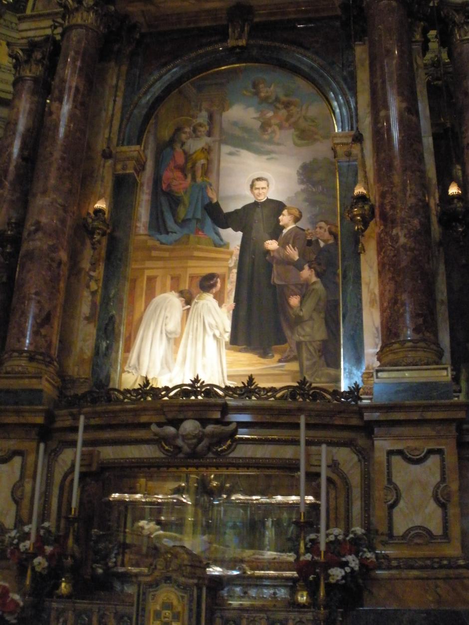 Los restos de San Juan Bosco y Santa María Mazzarello están enterrados dentro de la Basílica de María Auxiliadora en Turín, Italia.