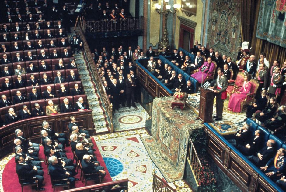(Foto de ARCHIVO)
Recorrido de la comitiva real por la Avenida de José Antonio (Gran Vía), durante la proclamación de Juan Carlos de Borbón como Rey de España. Los Reyes saludan desde un coche descubierto

Europa Press
MONARQUÍA;PROCLAMADO;CORONACIÓN;BORBONES;REINADO;SUCESIÓN;FIN;DICTADURA;FRANQUISMO;TRANSICIÓN;REINA SOFÍA;JUAN CARLOS I;REALEZA;GUARDIA REAL;LANCEROS;CABALLOS;DESFILE DE PROCLAMACIÓN DEL REY DE ESPAÑA;MADRID
27/11/1975