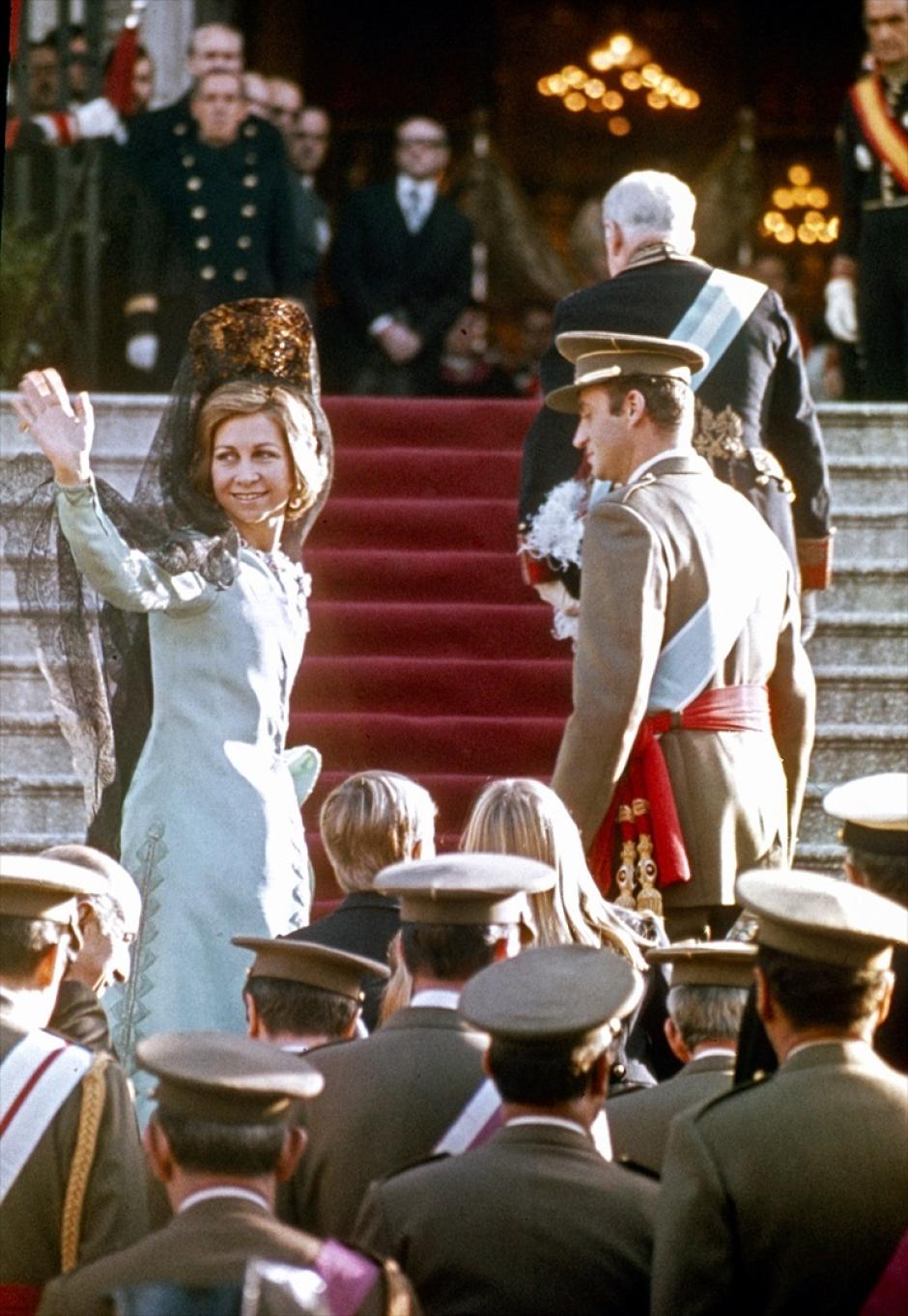(Foto de ARCHIVO)
El Rey Juan Carlos I y la Reina Sofía, a la salida de la Iglesia de San Jerónimo el Real, popularmente conocida como "Los Jerónimos", después de asistir a la misa del Espiritu Santo, uno de los actos de la Proclamación de los Reyes.

Europa Press
MONARQUÍA;PROCLAMADO;CORONACIÓN;BORBONES;REINADO;SUCESIÓN;FIN;DICTADURA;FRANQUISMO;TRANSICIÓN;REINA SOFÍA;JUAN CARLOS I;REALEZA;GUARDIA REAL;LANCEROS;CABALLOS;DESFILE DE PROCLAMACIÓN DEL REY DE ESPAÑA;MADRID
27/11/1975