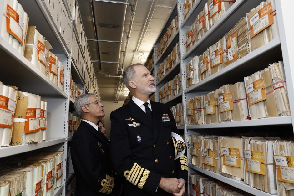 Don Felipe contempla las cajas de legajos del Archivo Histórico de la Armada