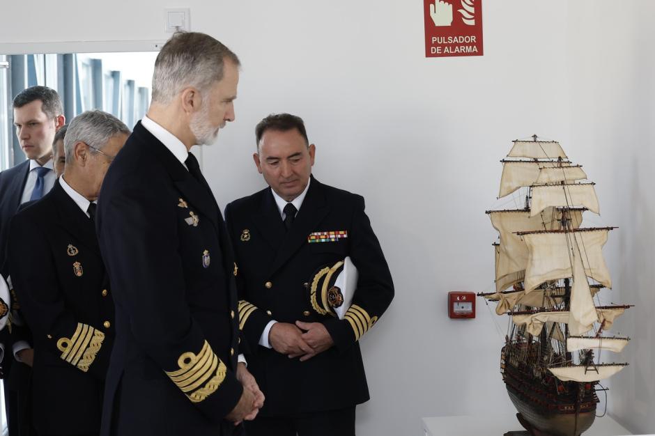 Don Felipe observa la maqueta de un barco en el Archivo de la Armada