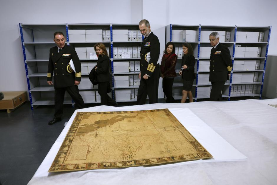 Don Felipe con la ministra de Defensa, la subsecretaria y el jefe de Estado Mayor de la Armada, durante su visita