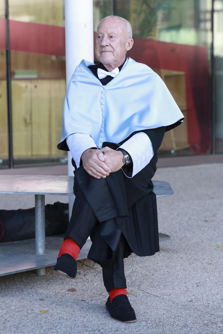 Norman Foster con calcetines rojos