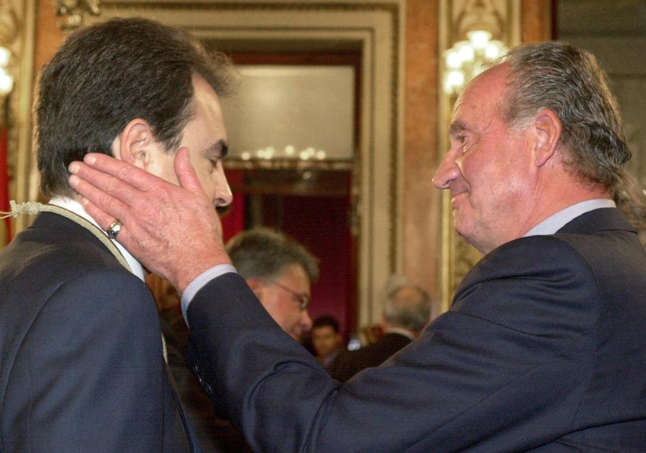 Don Juan Carlos da el pésame a José Luis Rodríguez Zapatero: ETA había asesinado a Ernest Lluch la noche anterior