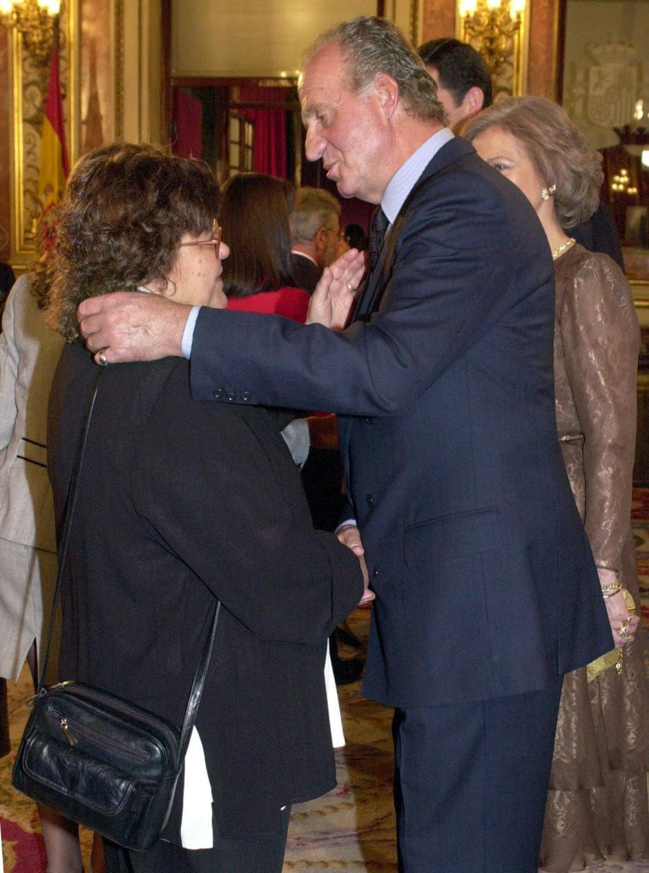 Don Juan Carlos recibe el saludo de la presidenta de Nueva Izquierda, Cristina Almeida