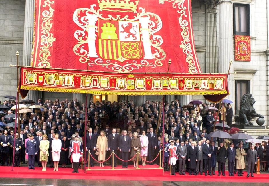 La Familia Real y las máximas autoridades del Estado presencian el desfile de una agrupación de las Fuerzas Armadas